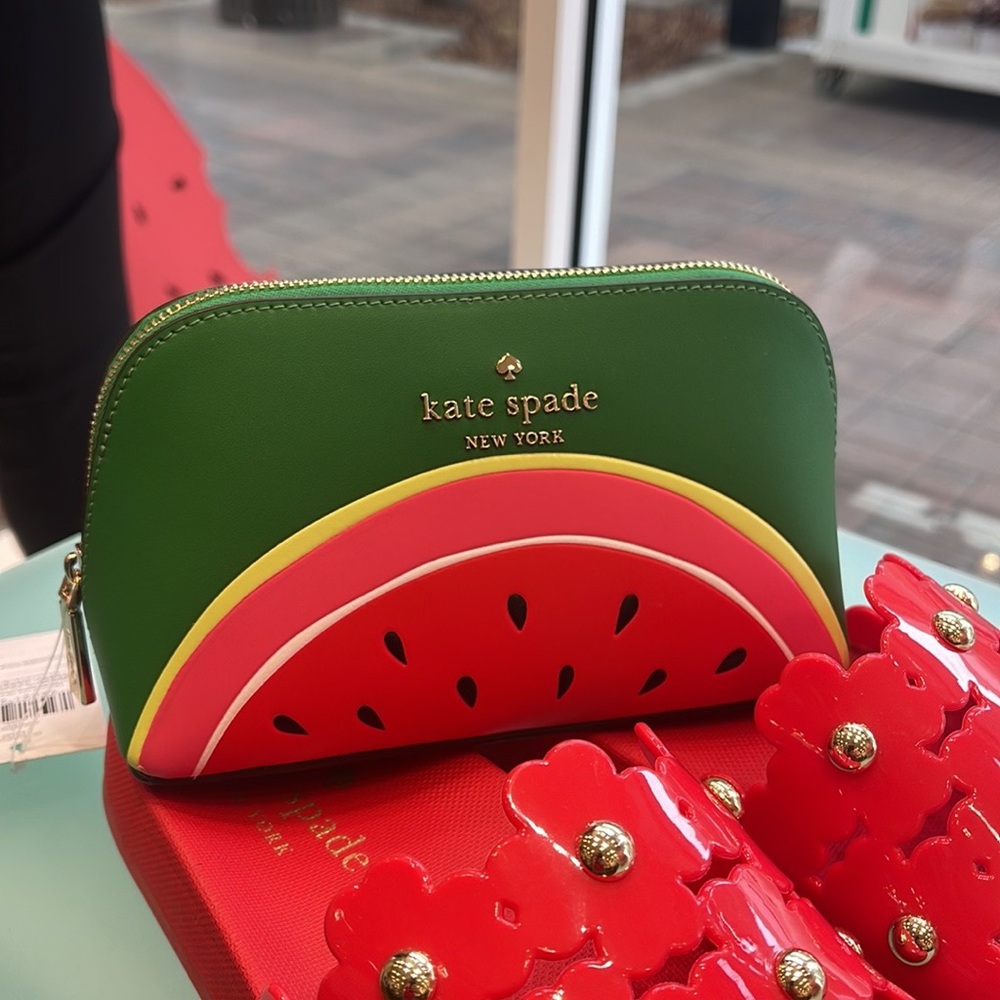 Kate Spade Watermelon Small Cosmetic Case
COLOR:
Multi
NWT - Picture 15 of 16